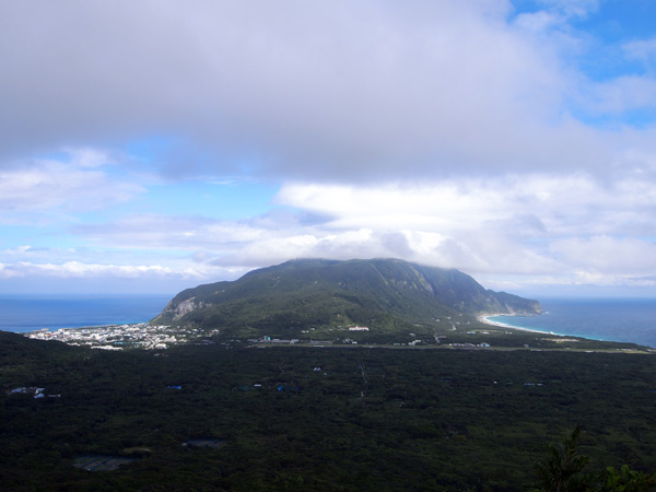 大峰展望台から見た新島