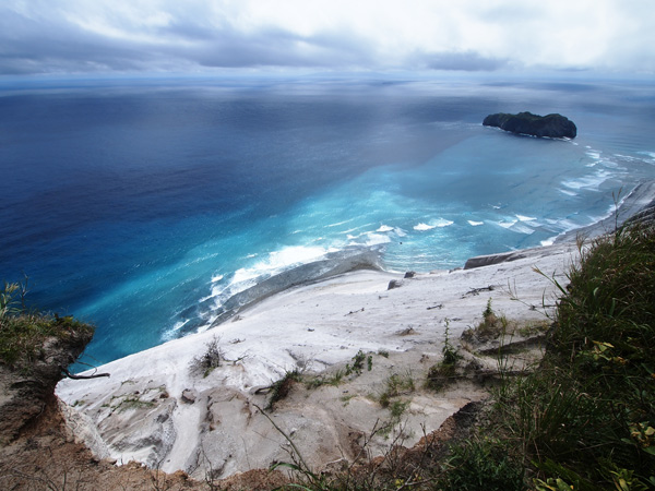 新島の白ママ断層を真上から眺めてみたのサムネイル