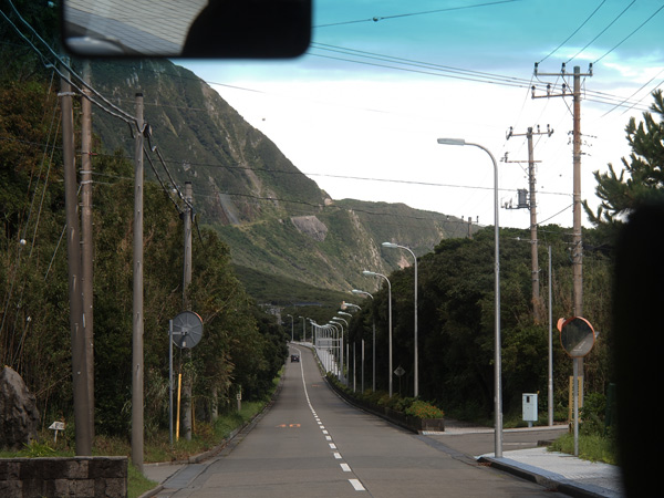 新島トンネルに続く道路