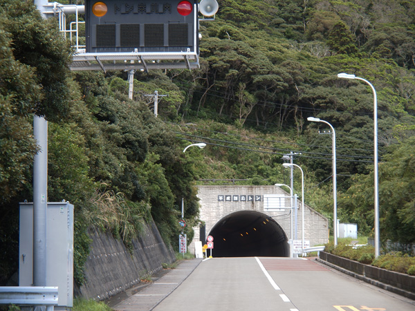 平成新島トンネルの入口