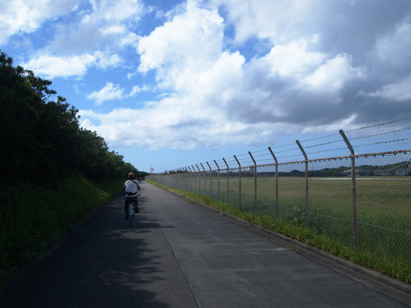 新島空港の裏手