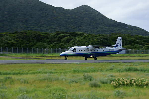 滑走して加速する機体