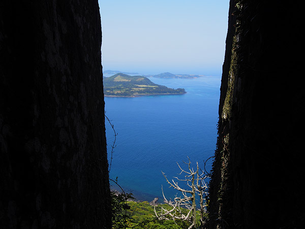 王位石の隙間から見える小値賀島
