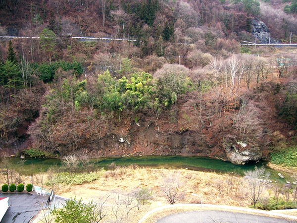 崖の上の廃線跡