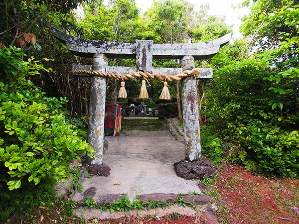 斑島園地の神社