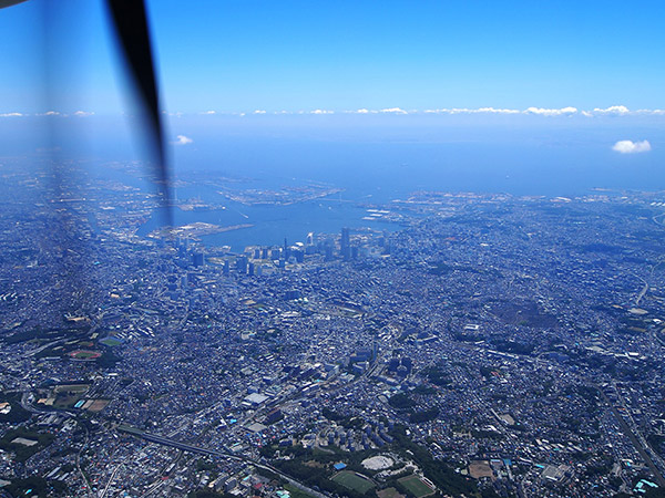 機内から横浜を見下ろす