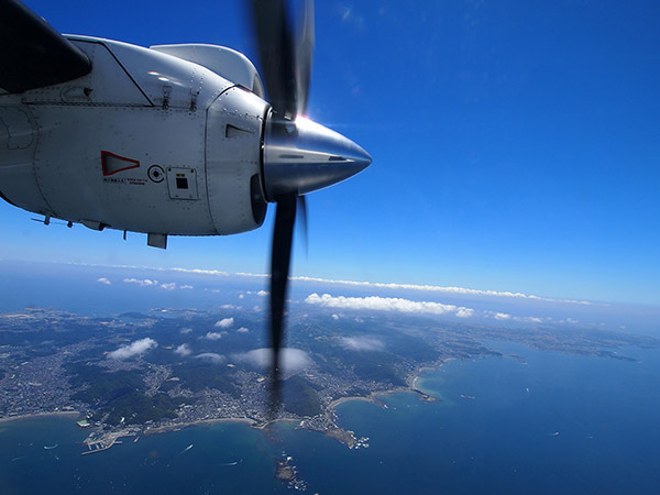 機内から三浦半島を見下ろす