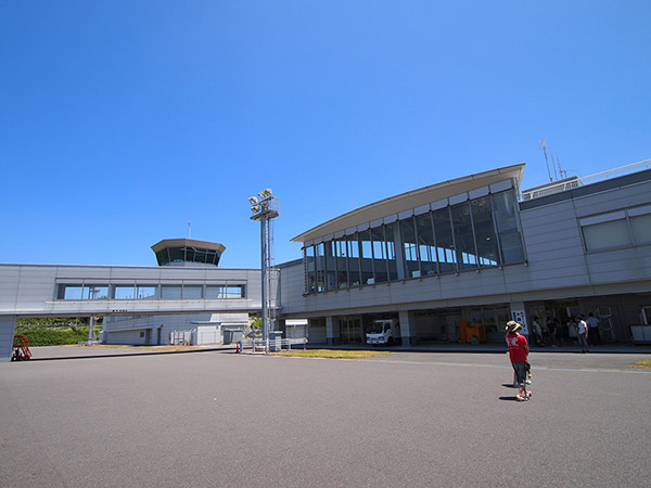 滑走路から見た大島空港