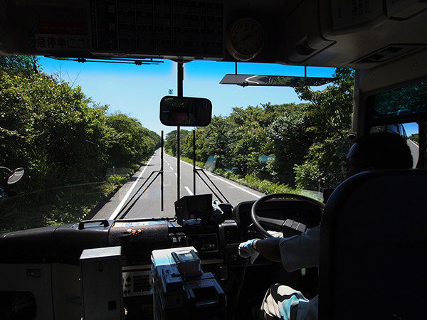 バス車内から見た三原山登山道路