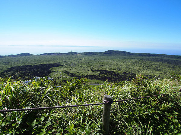 三原山山頂から見るカルデラ