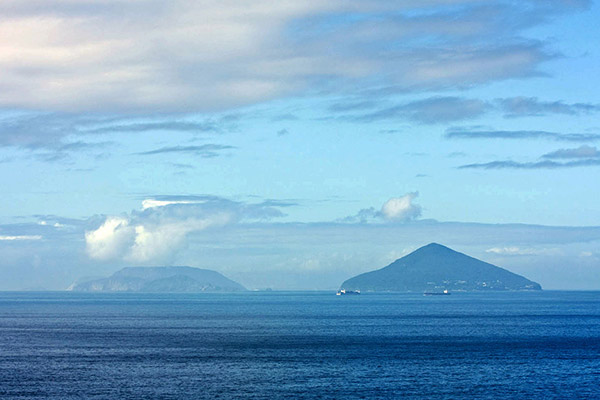 利島などの島影