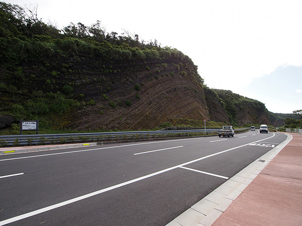 道路沿いの地層断面