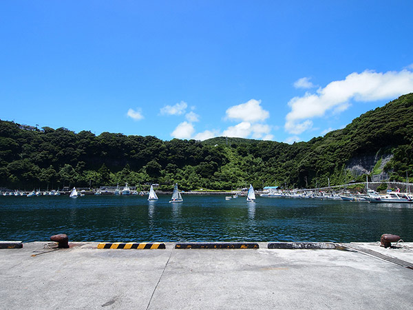 波浮港に浮かぶヨット