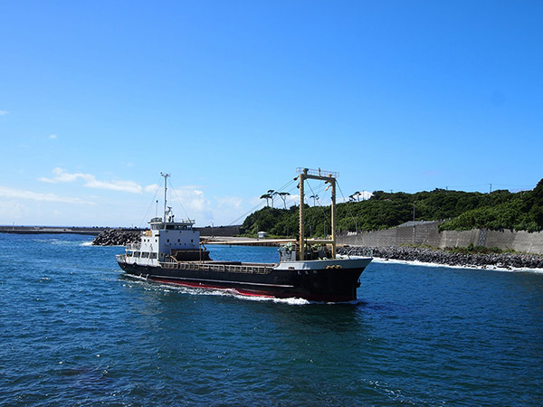 波浮港に入る貨物船