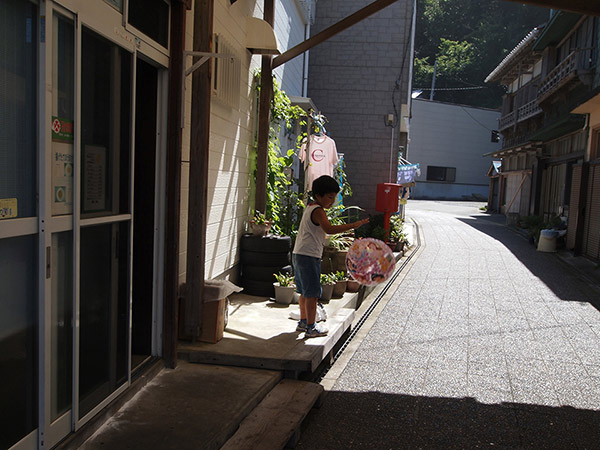 ヨーヨーで遊ぶ子ども