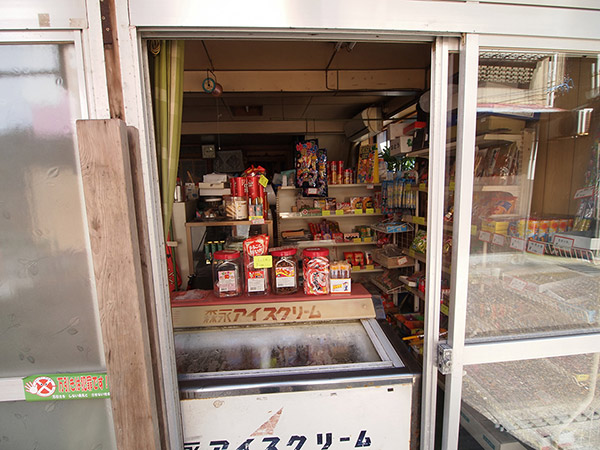 アイスの冷凍庫と菓子類が並ぶ