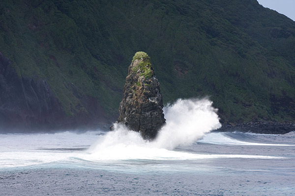 波しぶきが上がる筆島