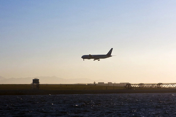 海上から見る羽田空港