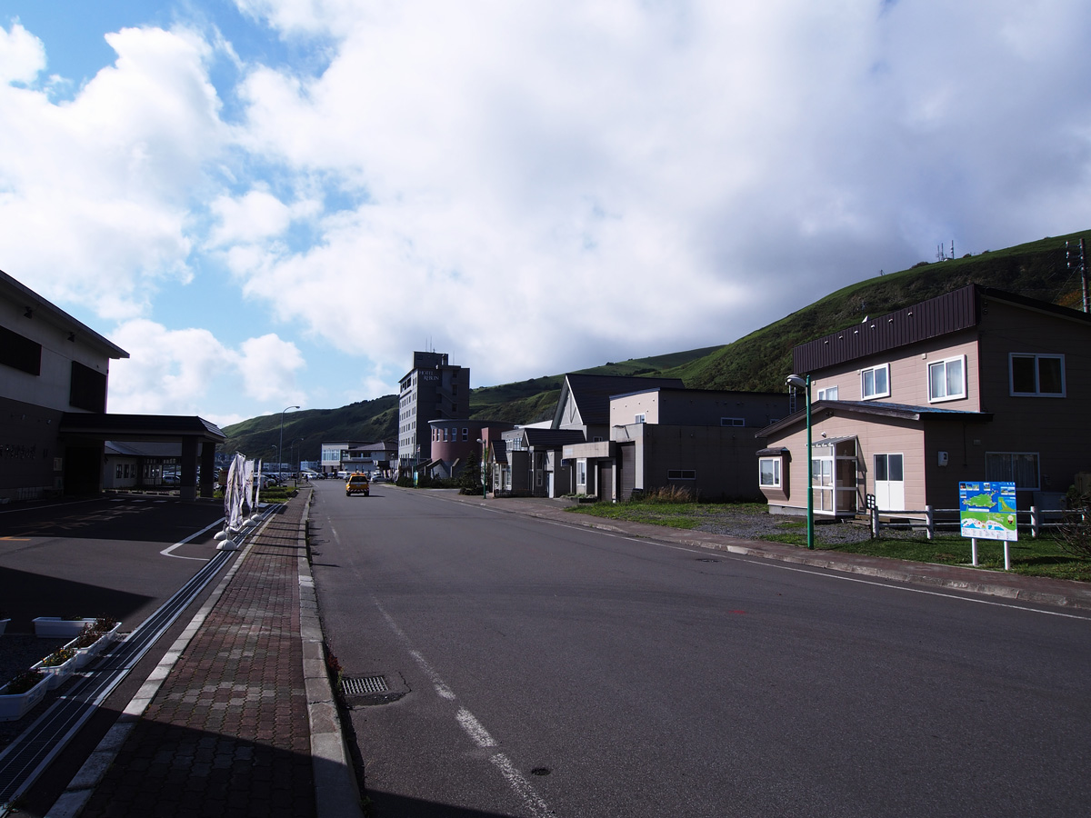 礼文島 香深の町並み メインストリート