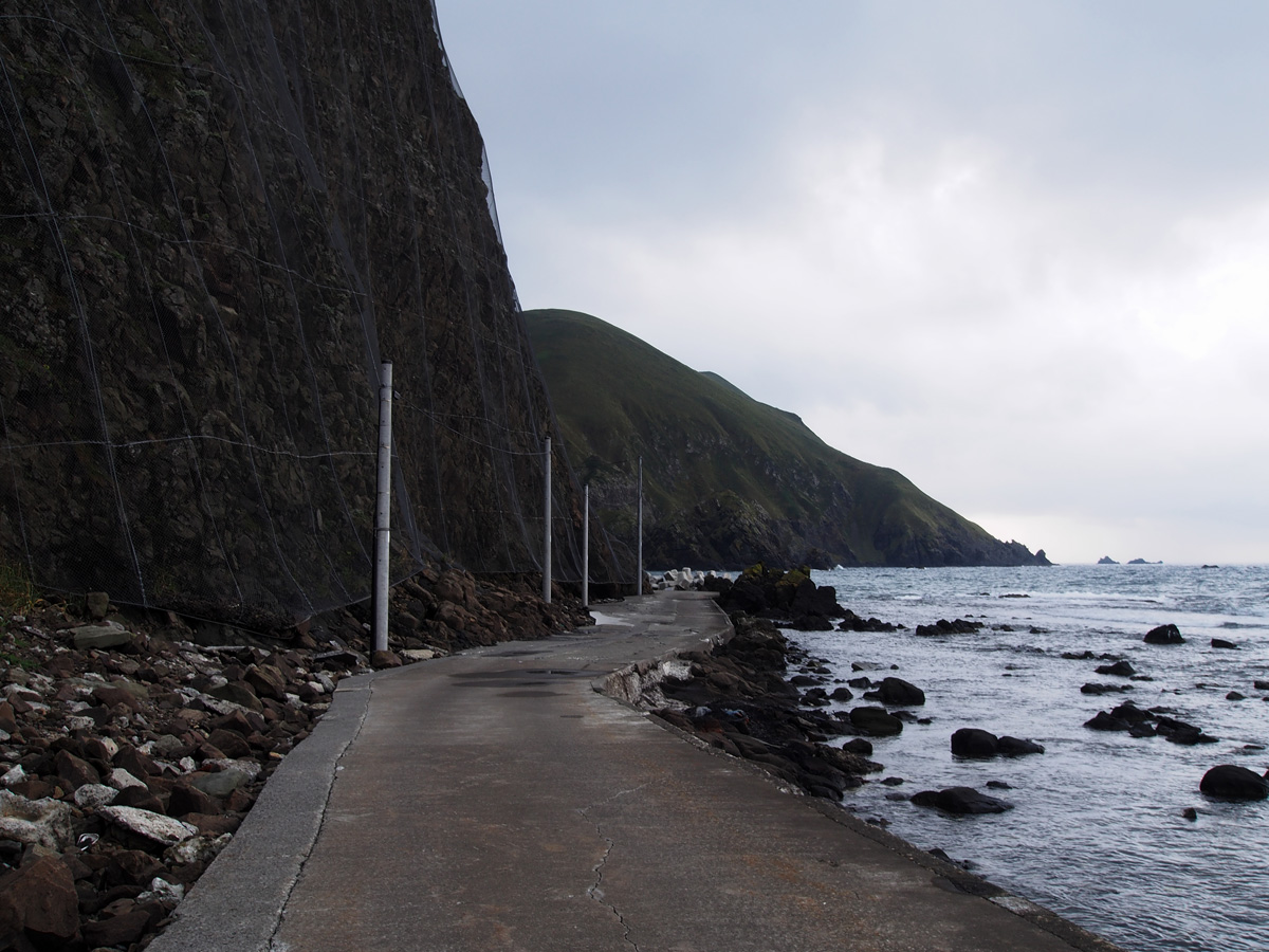 西上泊 海岸沿いの小道