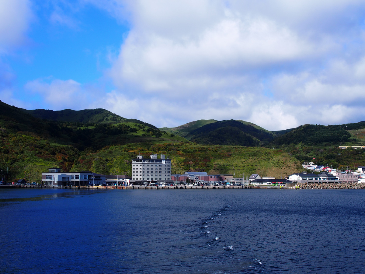 礼文島 香深の町並み 出港