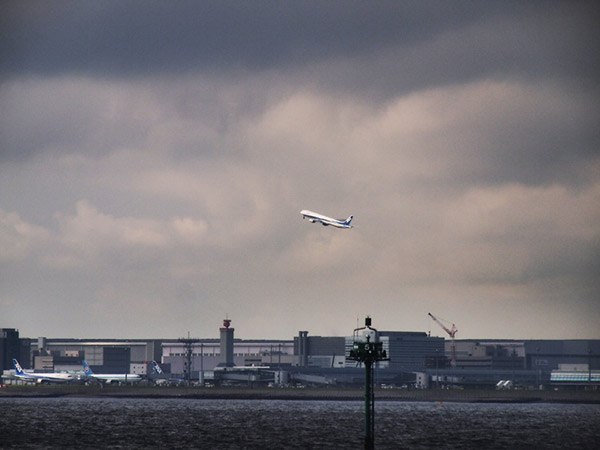 海上から見る羽田空港