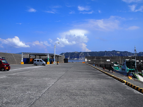 野伏港から新島が見える