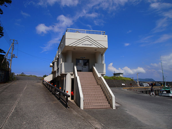 野伏港の待合所