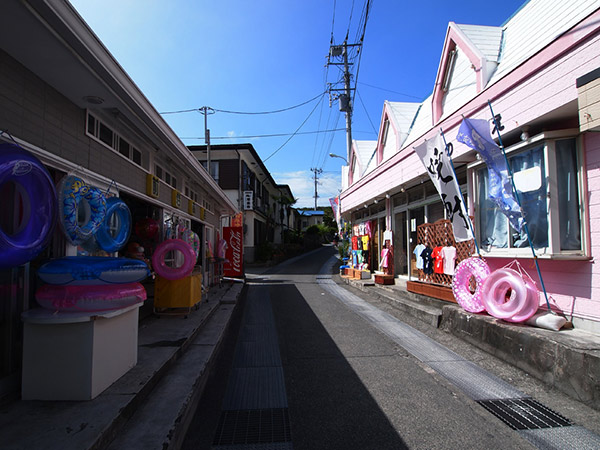 海岸に続く道