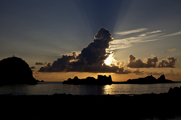 式根島から見る夕日