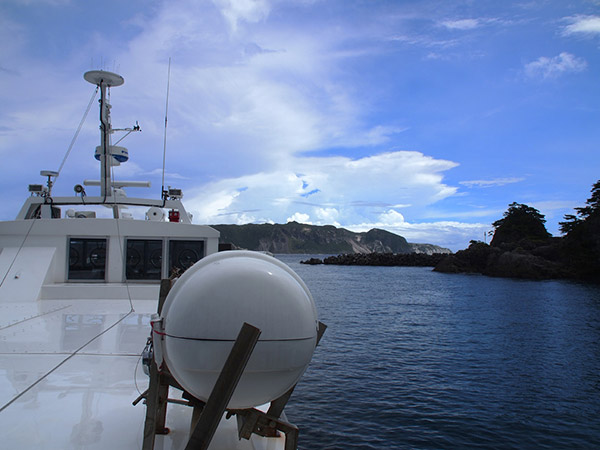 式根島を出港