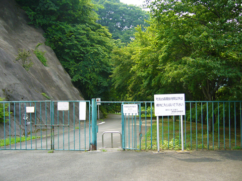 ダム湖の入場門