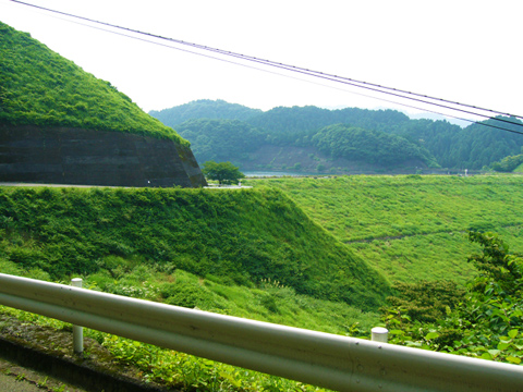 本沢ダムの遠景