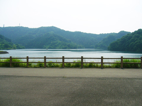 真正面から見た城山湖