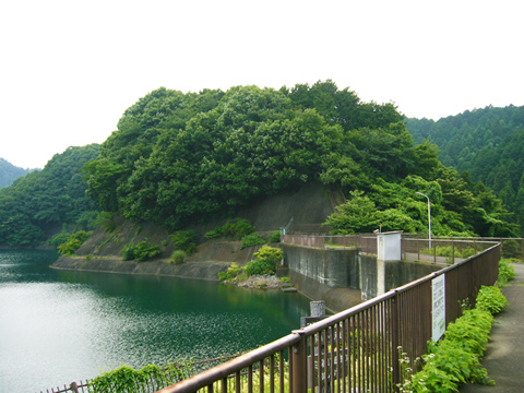 山道に続く遊歩道