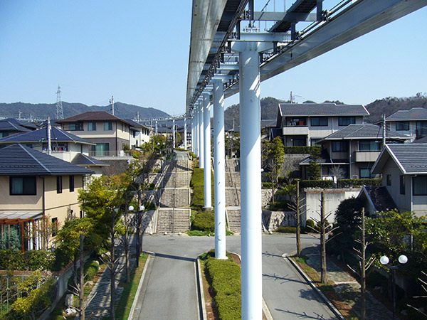 走行中の車両から見た住宅地