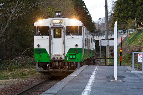 滝谷駅に入線する列車