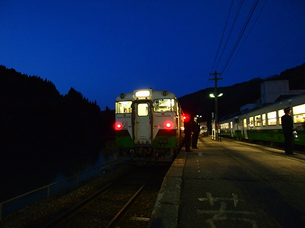 夜の会津川口駅ホーム