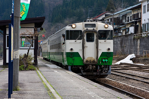 会津川口に到着した小出行き列車