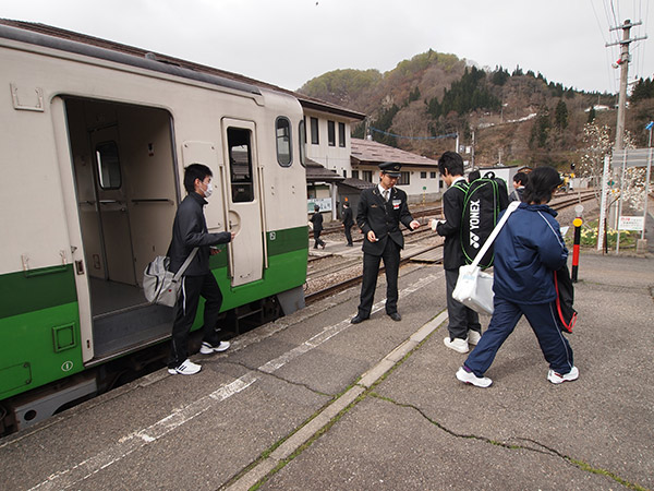 会津川口で下車する学生