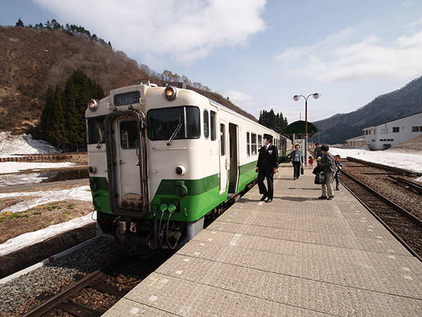 只見駅に停車中の列車