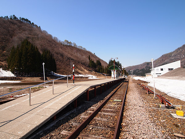 人がいなくなった只見駅のホーム