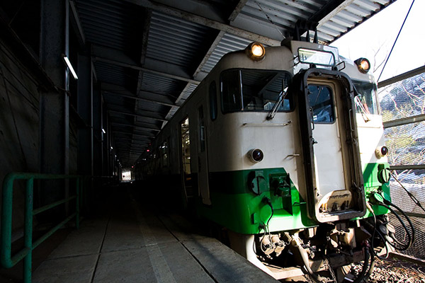 田子倉駅に停車中の車両