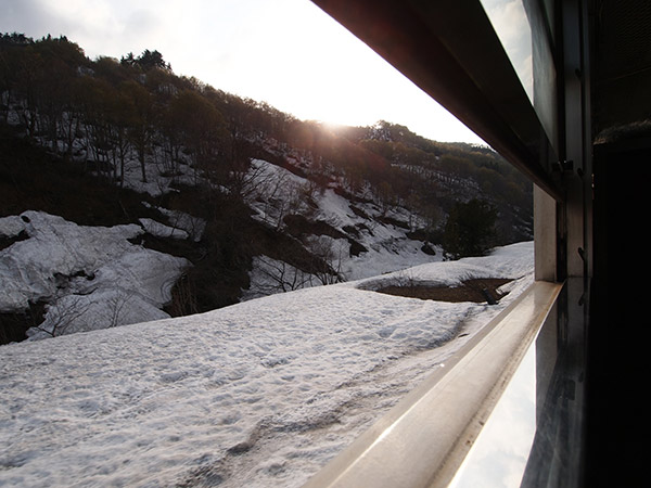 雪に覆われた峠の風景