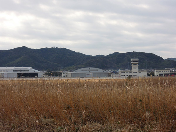 広い滑走路を有する自衛隊基地