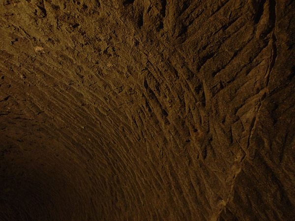 地下壕内壁の表面