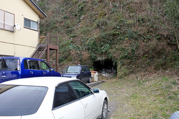 住宅の裏の地下壕跡