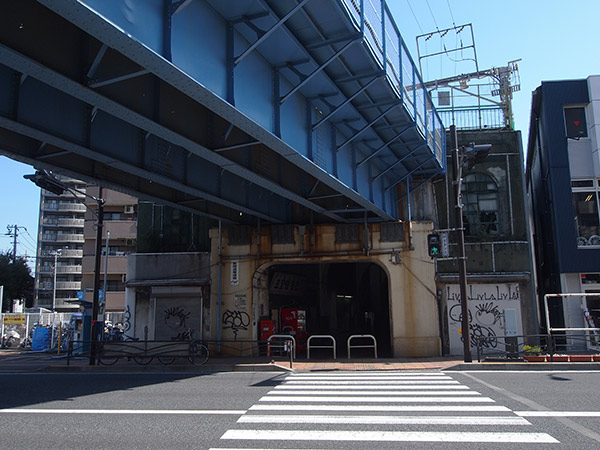 国道駅 鶴見線 廃墟のようなガード下 鶴見線の路線図 鶴見線 観光 トラベル ありの木