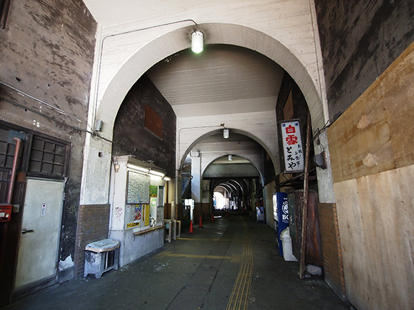 国道駅 構内