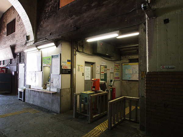 国道駅 鶴見線 廃墟のようなガード下 鶴見線の路線図 鶴見線 観光 トラベル ありの木